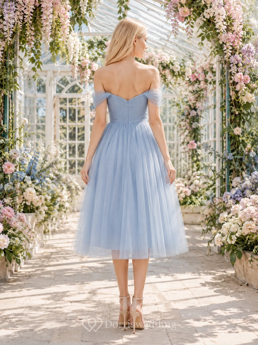 Vestido de tul azul pastel con hombros descubiertos y corte en A hasta la rodilla view 2
