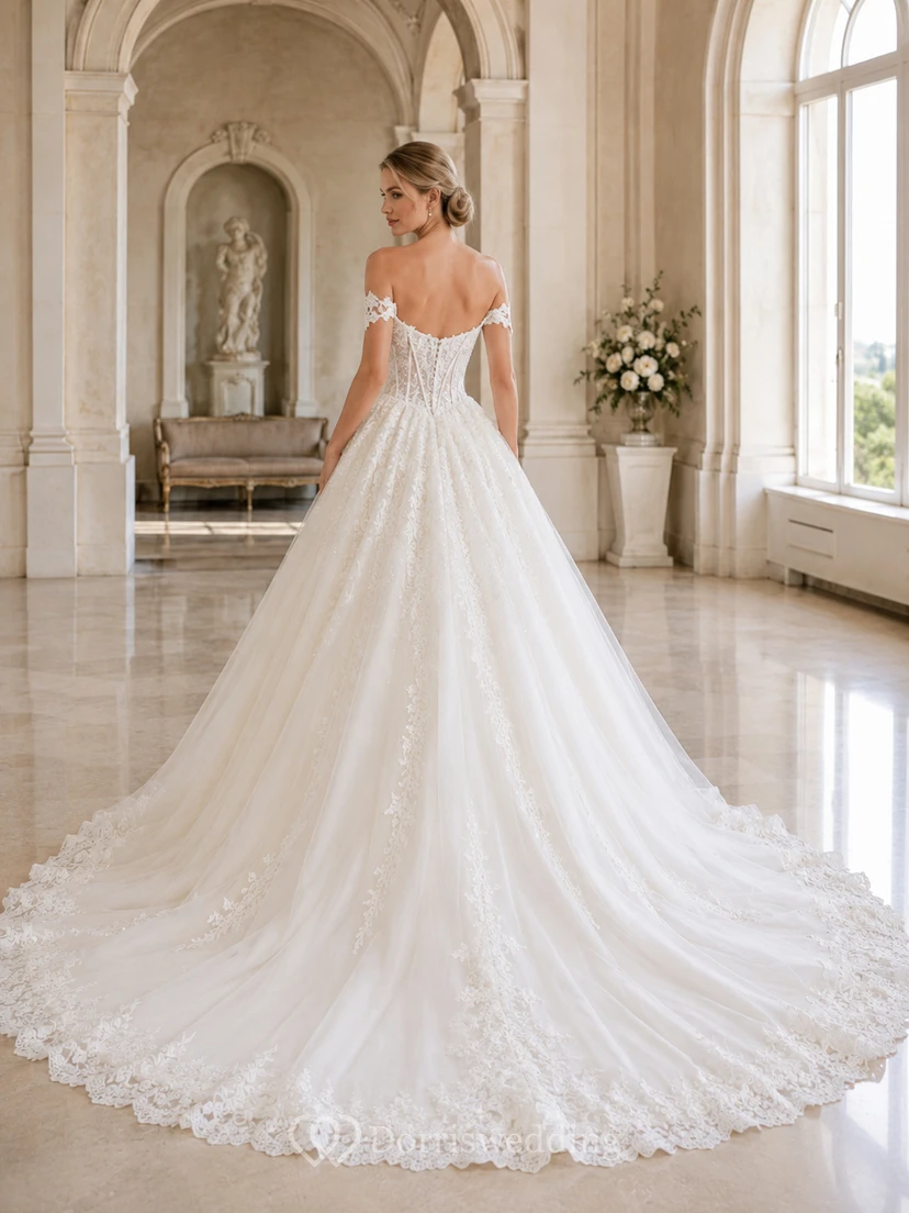 Robe de mariée classique en dentelle et tulle, épaules dénudées, manches courtes, traîne cathédrale, applications florales, fermeture éclair au dos view 2
