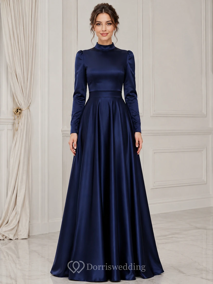 Robe de soirée trapèze en satin bleu marine foncé, col montant et manches longues, d'une élégance sobre.