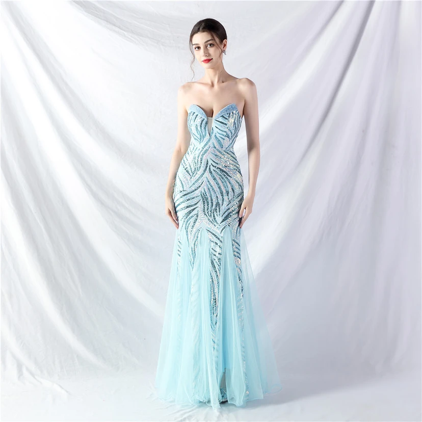 Schwer gearbeitetes, perlenbesetztes Abendkleid aus Netzgewebe mit superdichter Paillettenbesatz view 64