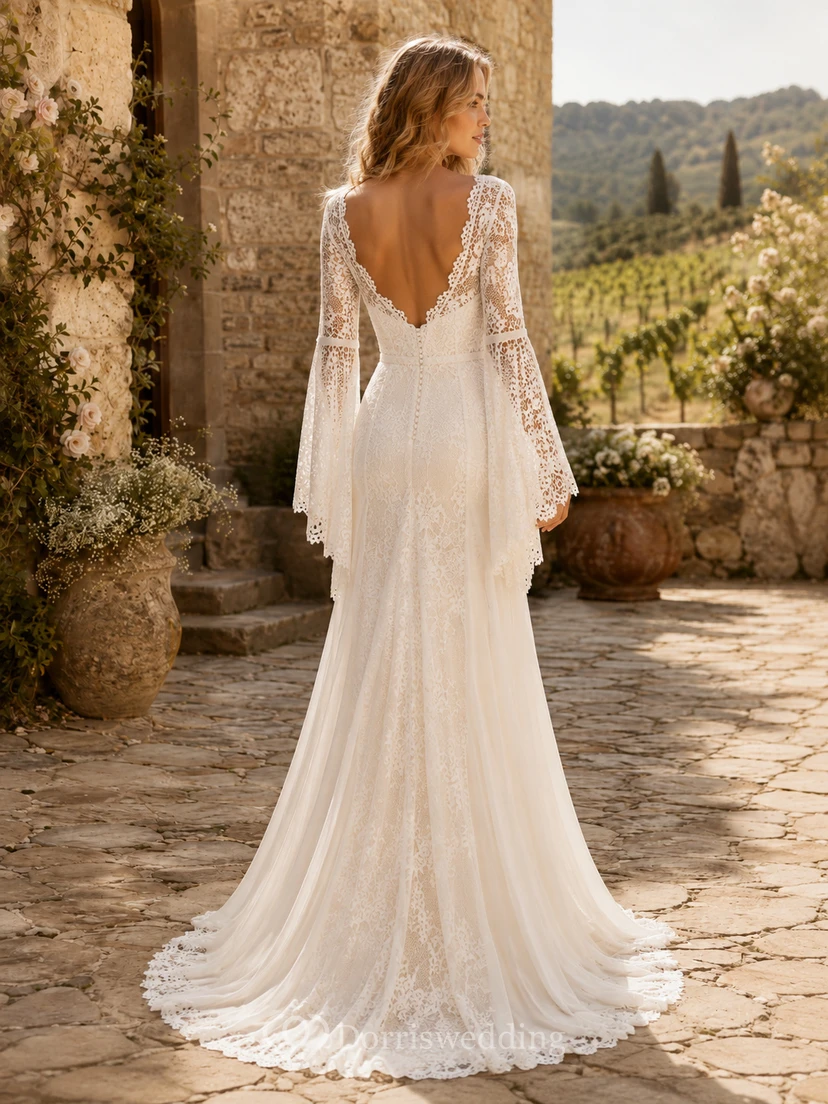 Robe de mariée bohème en dentelle florale, décolleté en cœur, manches cloche, fente sur le devant, dos nu plongeant en V, traîne. view 2