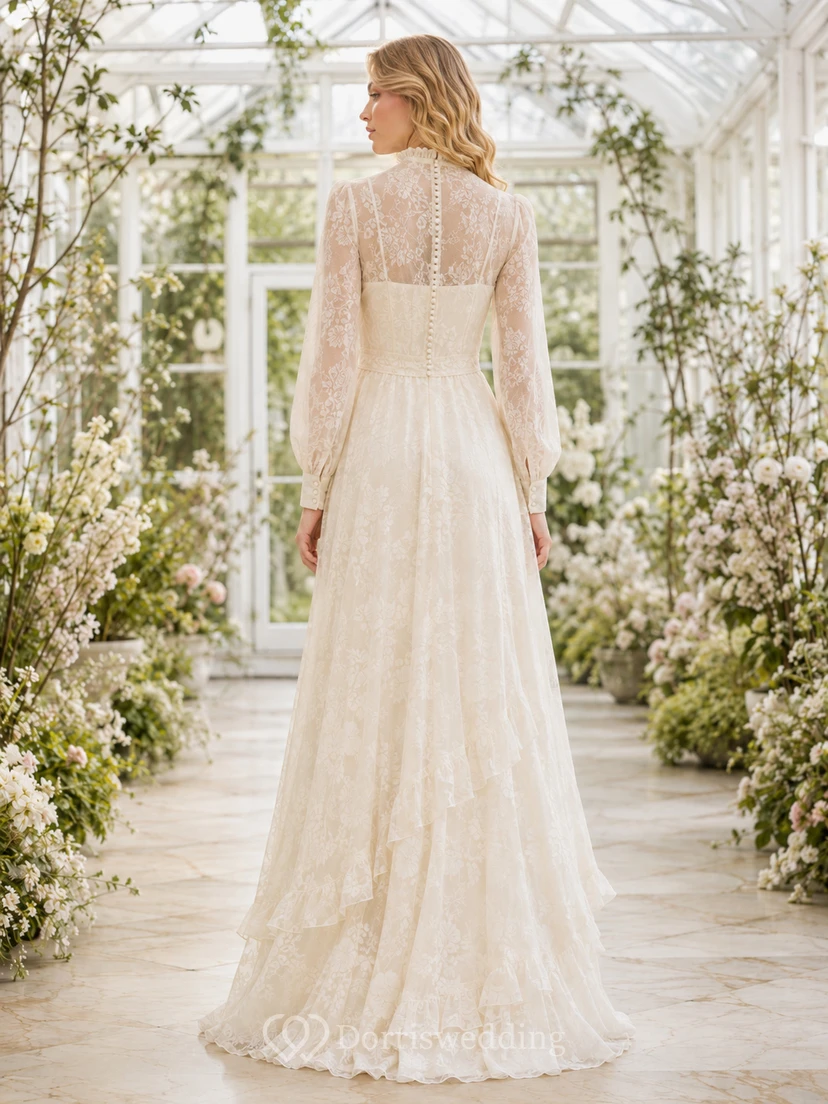 Robe de mariée trapèze en mousseline de soie et dentelle, col montant, manches longues, style poète view 2