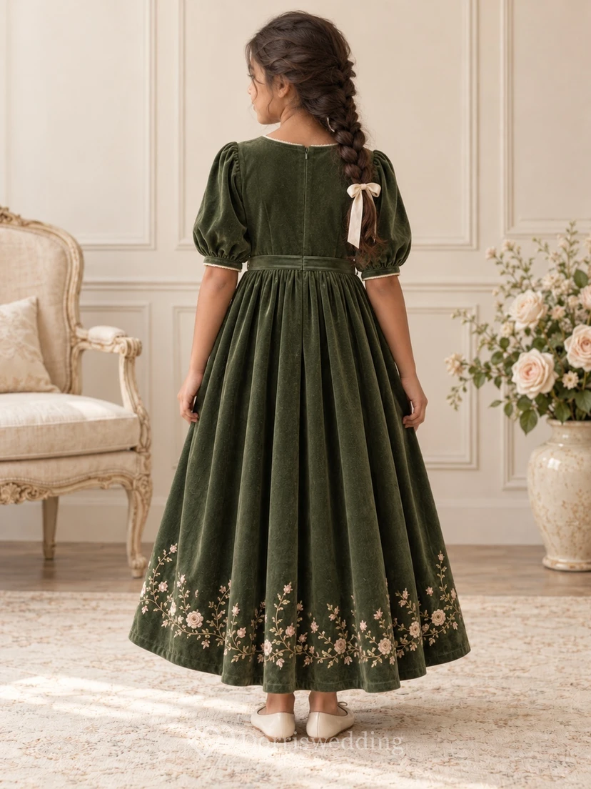 Vestido de niña de flores modesto, de corte A, de terciopelo verde oscuro con estampado floral, mangas abullonadas y largo hasta los tobillos. view 2