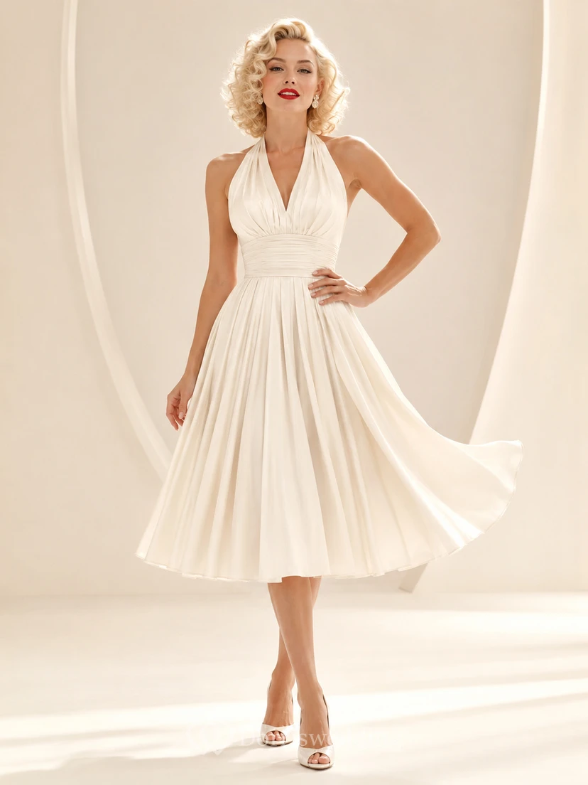 Vintage Neckholder-Kleid aus Chiffon mit V-Ausschnitt, Falten und offenem Rücken – perfekt für eine Teehochzeit am Hof.