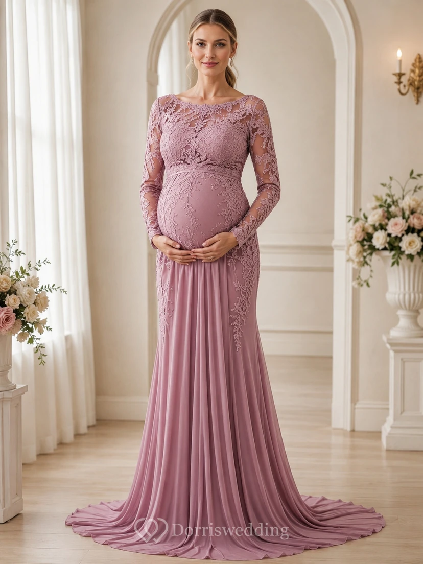 Vestido formal de maternidad color rosa empolvado con escote barco, manga larga, encaje y cola de sirena.