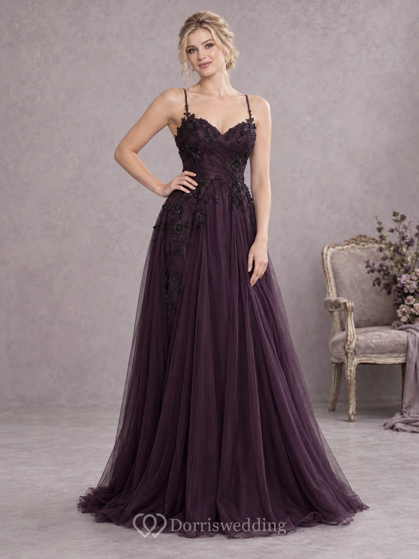 Vestido de dama de honor romántico sin mangas, largo, estilo gótico morado oscuro, con tirantes finos, escote corazón, encaje y tul.
