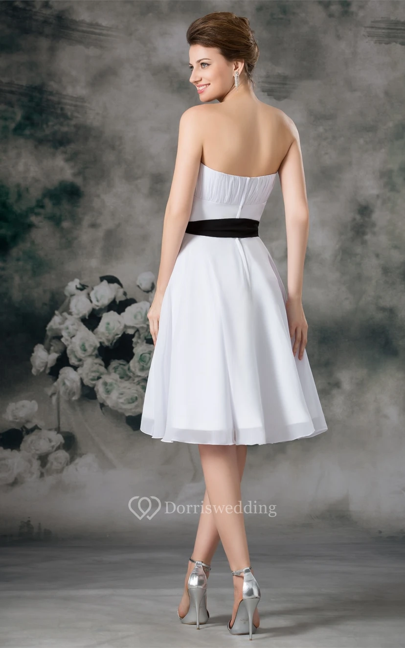 Trägerloses, knielanges Chiffonkleid mit Schleife und Raffungen view 6