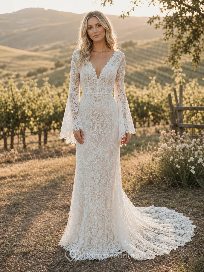 Vestido de novia bohemio de encaje, corte recto, escote en V, mangas largas acampanadas y cola. view 4