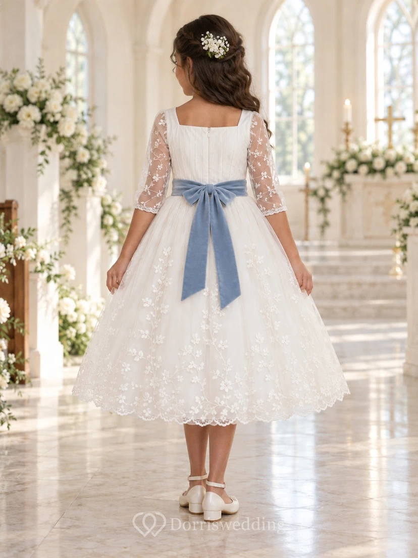 Vestido de niña de flores blanco con escote cuadrado, corte en A, estampado floral, encaje, mangas tres cuartos y fajín azul, largo hasta la rodilla. view 2