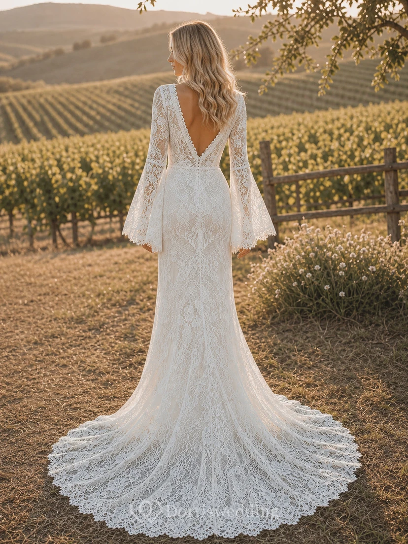 Vestido de novia bohemio de encaje, corte recto, escote en V, mangas largas acampanadas y cola. view 5