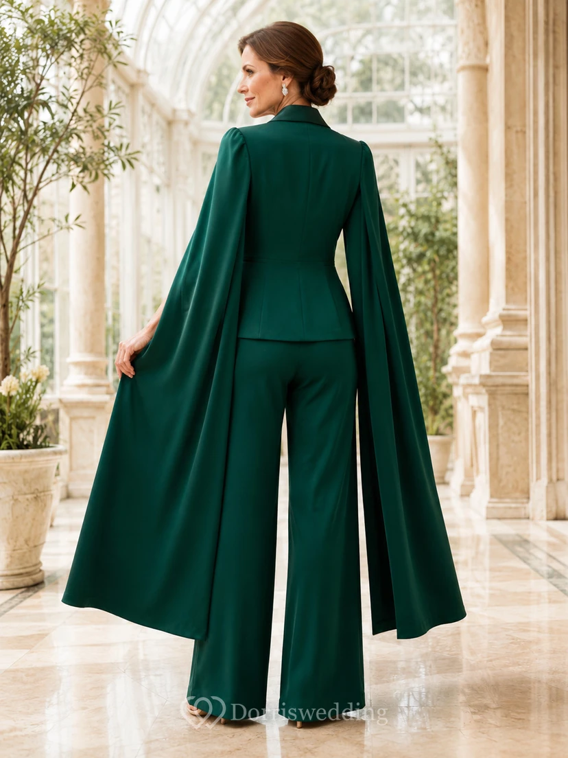 Dunkelgrüner, taillierter Satin-Hosenanzug mit Schalkragen, weitem Bein, langen, dramatischen Cape-Ärmeln und bodenlanger Hose – perfekt für die Mutter der Braut. view 2