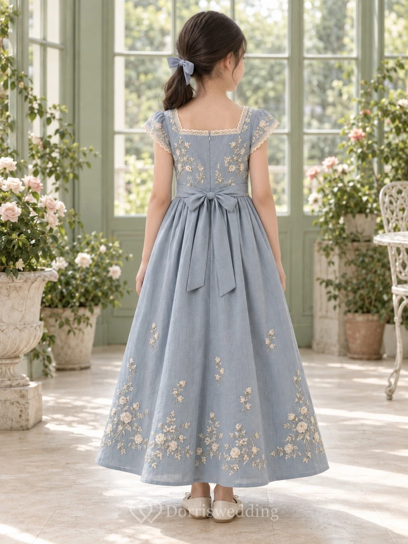 Vestido de niña de flores azul con escote cuadrado, estampado floral, corte en A, mangas cortas, largo hasta los tobillos y lazo bordado en la espalda. view 2