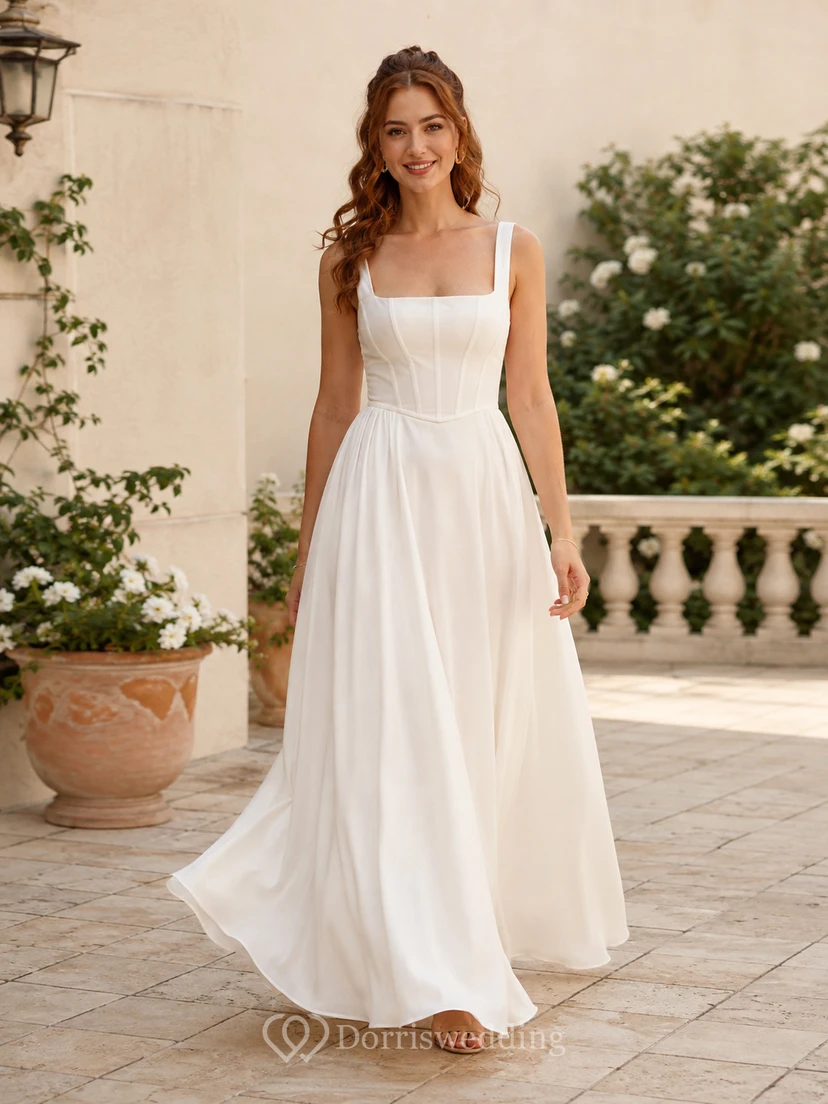Robe de mariée longue en mousseline, col carré, sans manches, corsage à coutures apparentes, taille naturelle, dos nu à bretelles, coupe trapèze.