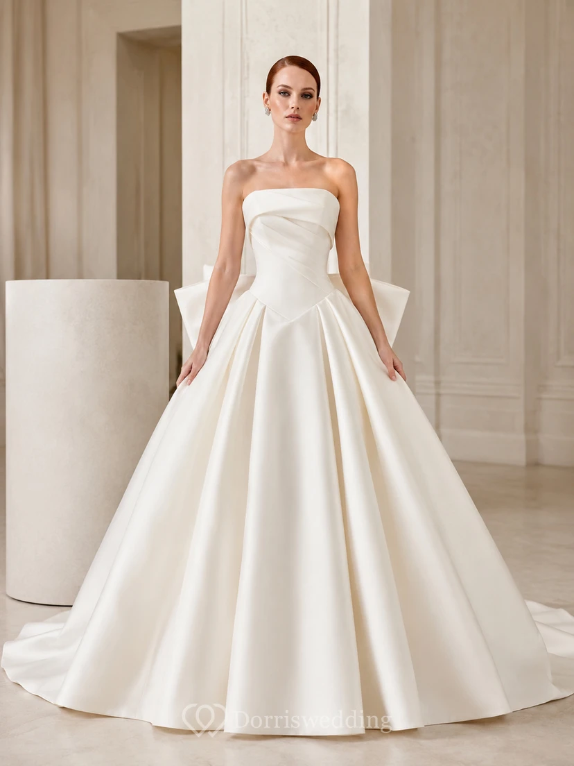 Robe de bal bustier sans manches en satin pur, ornée d'un nœud et d'une traîne chapelle. Robe de mariée style vintage.
