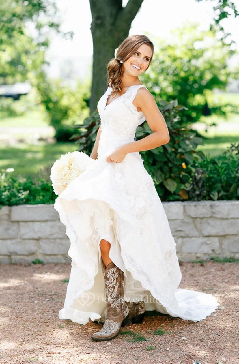 Country-Cowgirl-Stiefel, rustikales weißes Strandhochzeitskleid in Übergröße video preview