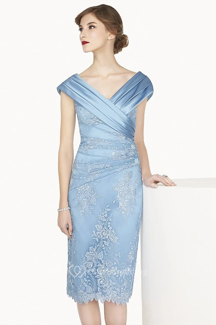 Satin-Etui-Abendkleid mit V-Ausschnitt, kurzen Ärmeln und knielanger Spitze, abgebildet in Blau