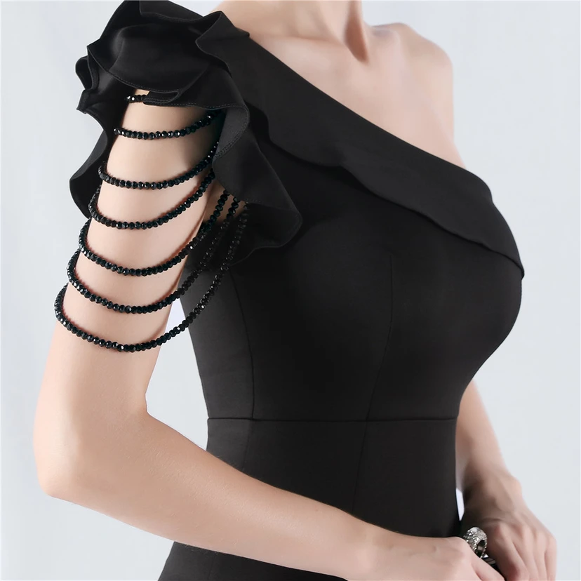 Vestido de noche asimétrico de satén con escote alto y cuello oblicuo, adornado con cuentas. view 19