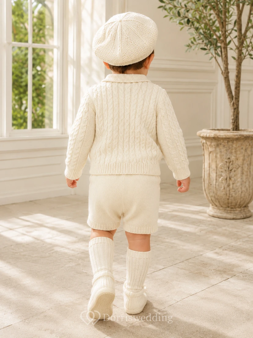 Cárdigan corto de punto trenzado color crema, conjunto de dos piezas para bautizo de bebé niño. view 2