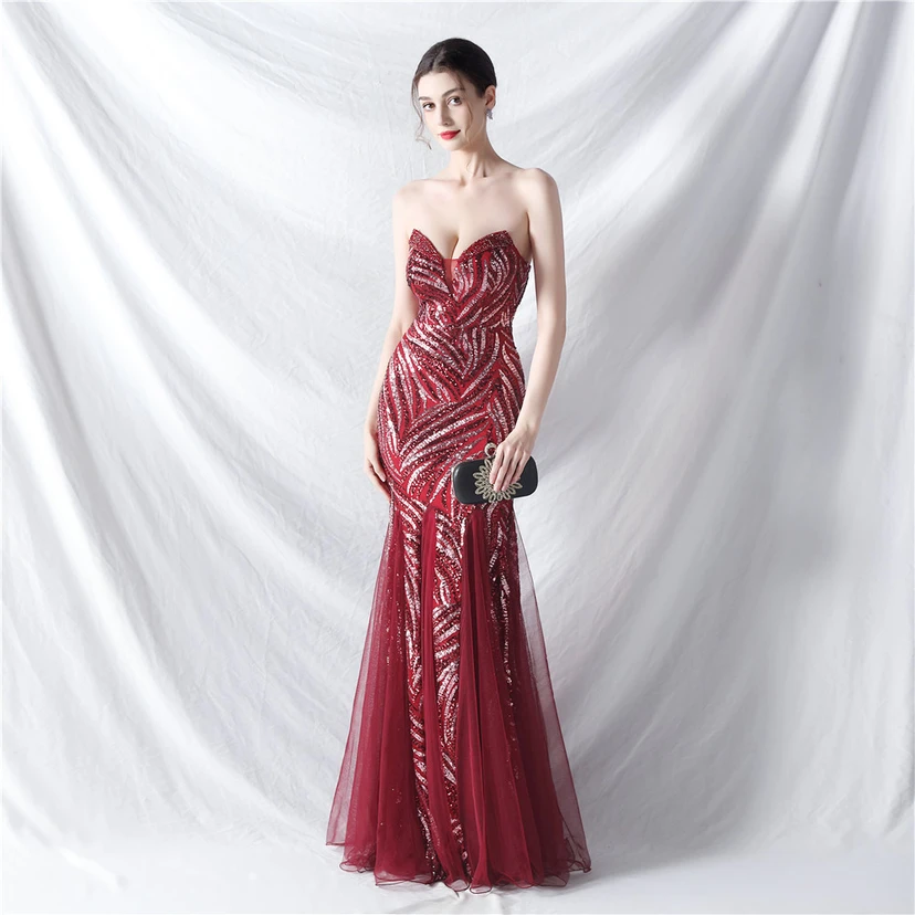 Schwer gearbeitetes, perlenbesetztes Abendkleid aus Netzgewebe mit superdichter Paillettenbesatz view 86
