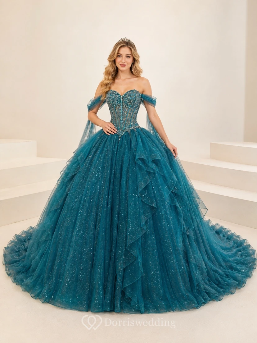 Schulterfreies Ballkleid aus Tüll mit Perlenbesatz und kaskadenförmiger Kathedralenschleppe – Quinceañera-Kleid