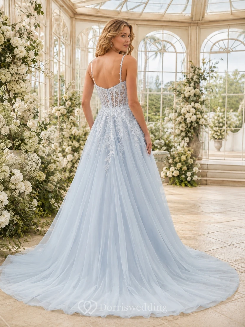 Robe de mariée classique bleu ciel en satin, col carré simple, coupe trapèze view 2