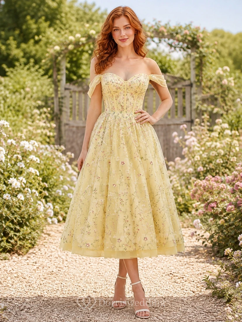 Robe romantique de jardin en dentelle florale à motifs de jonquilles, épaules dénudées, coupe trapèze, longueur thé.