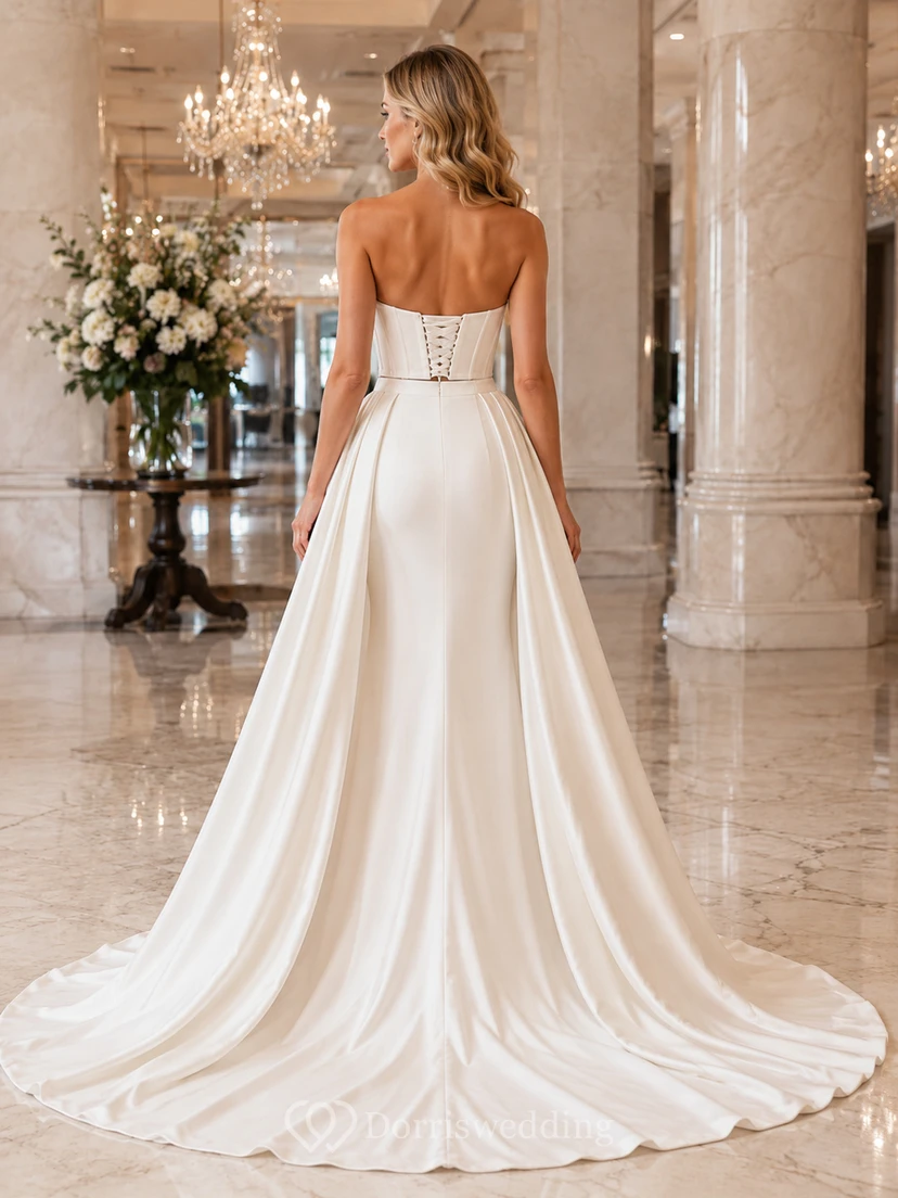 Vestido de novia de satén sin tirantes estilo sirena con sobrefalda desmontable. Conjunto nupcial de hotel. view 2