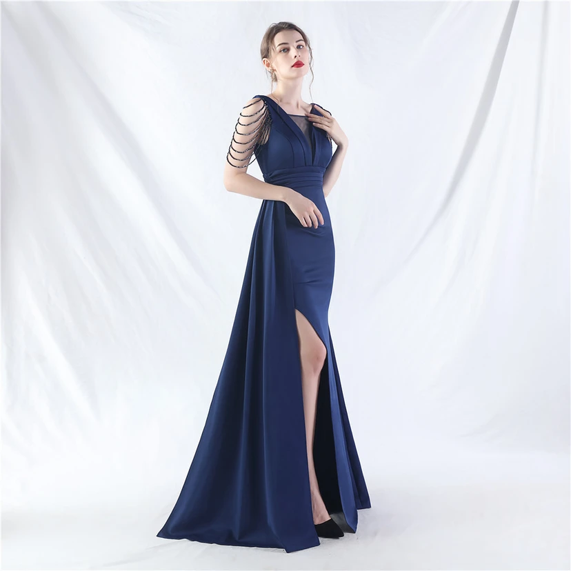 Ein Abendkleid aus insgesamt 8 Farben, gefertigt mit aufwendiger Satinfalttechnik und Perlenstickerei. view 50