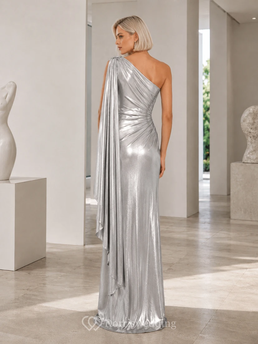 Skulpturales Cape-Kleid aus silbernem Etuikleid, bodenlang, schulterfrei, ärmellos, aus Metallic-Satin, luxuriöses Ballkleid view 2