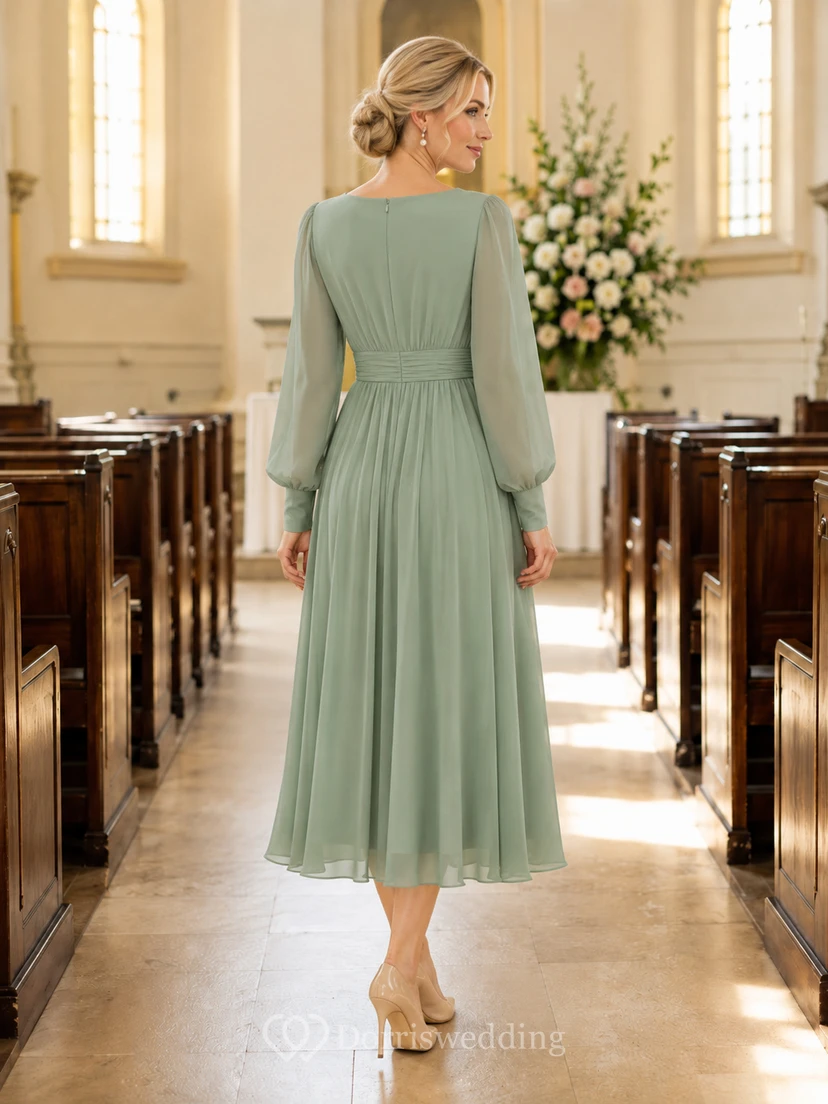 Robe midi plissée à manches longues en mousseline de sauge, idéale pour une invitée à un mariage. view 2