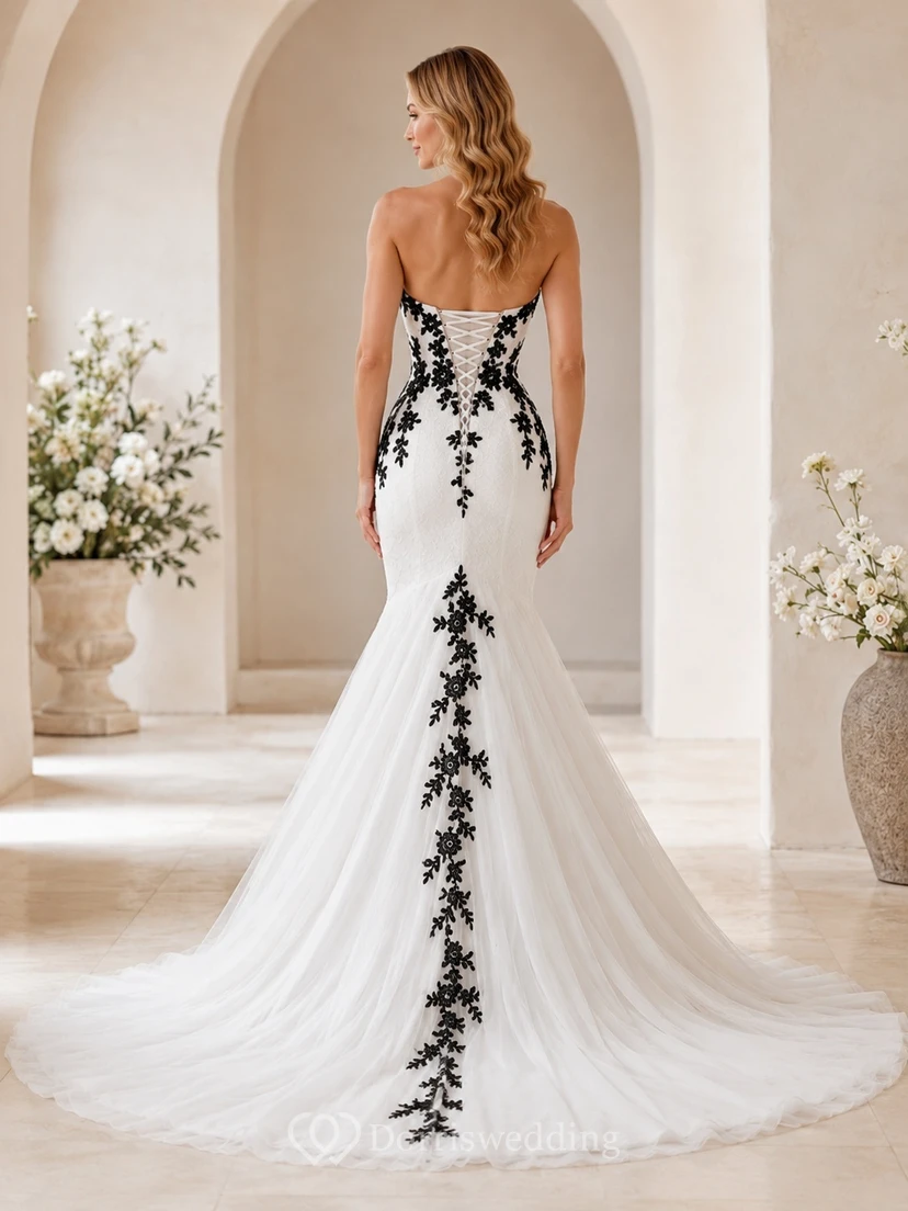 Schwarzes, trägerloses Brautkleid im Meerjungfrauenstil mit floralen Applikationen, herzförmigem Herzausschnitt, Tüllschleppe und langer Schleppe view 2