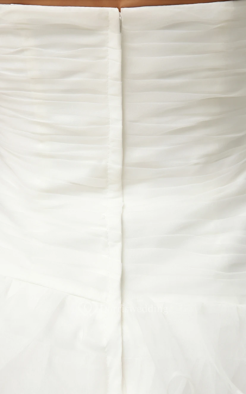 Lebhaftes, trägerloses kurzes Kleid mit Applikationen und Rüschen view 5