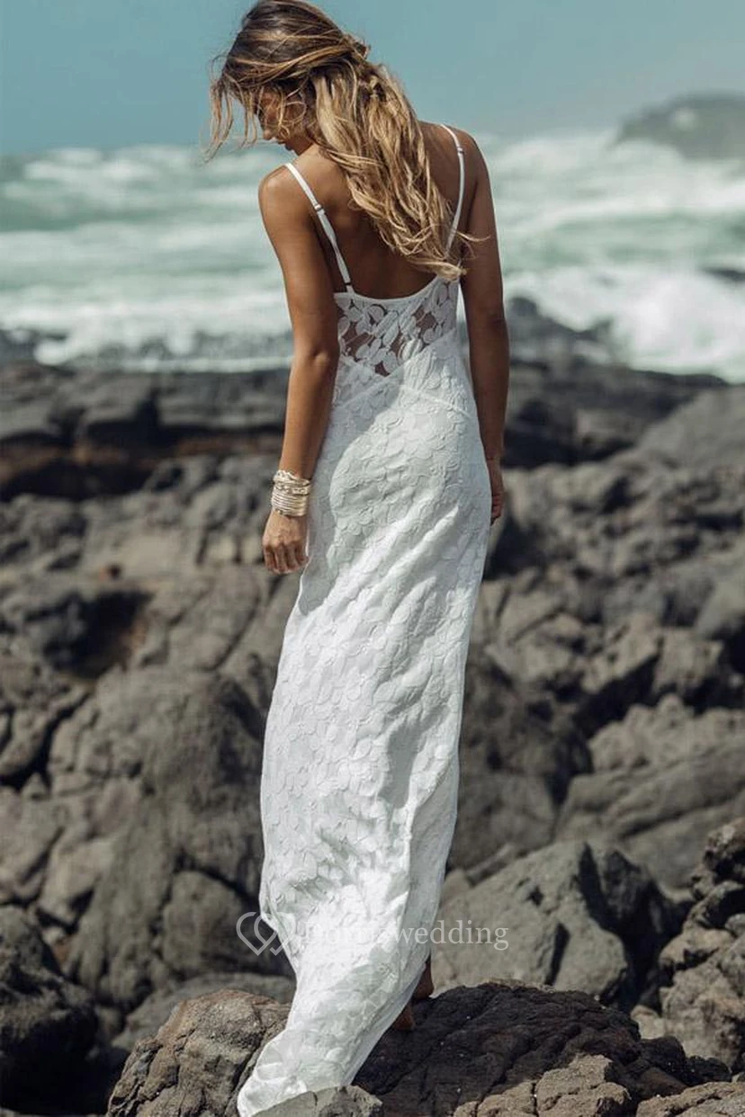 Robe de mariée longue fourreau à fines bretelles en dentelle pour la plage view 2