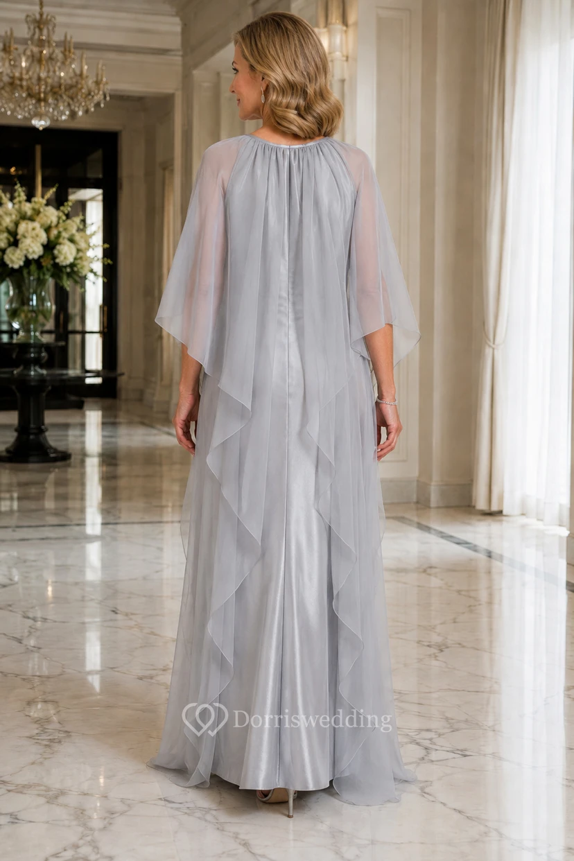 Vestido largo hasta el suelo de satén plateado y gasa con mangas tipo capa y cuello joya, ideal para la madre de la novia. view 2