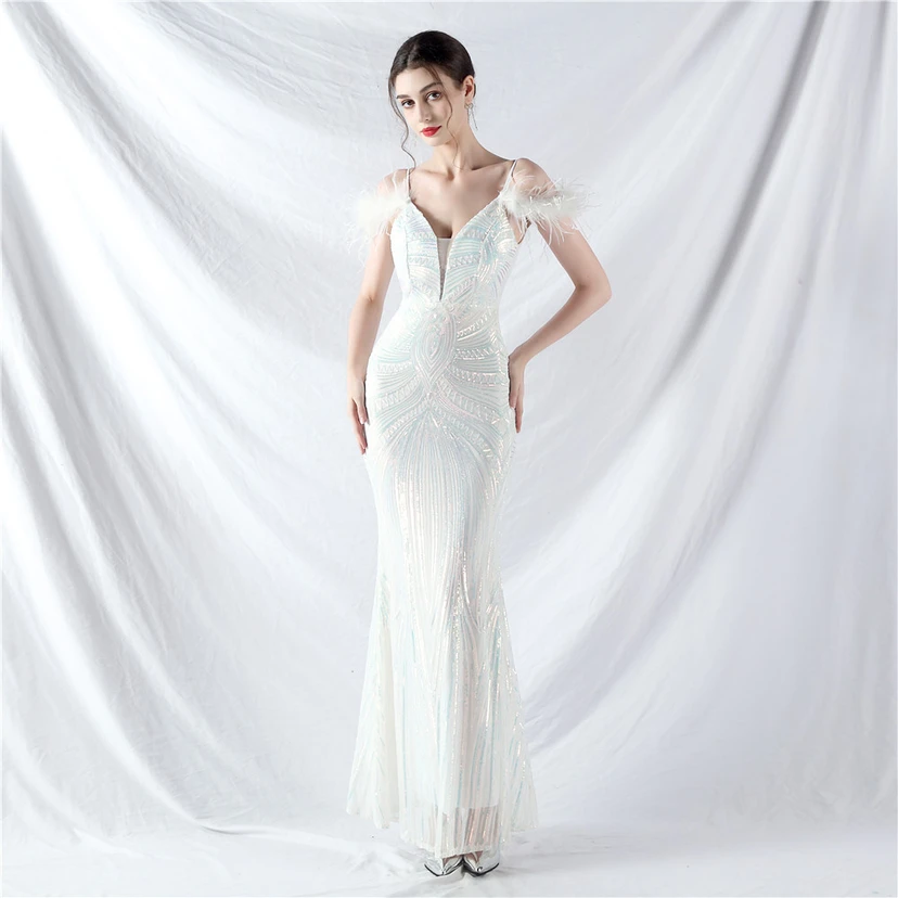 Vestido de noche con cuentas florales y plumas de avestruz elaboradas artesanalmente video preview
