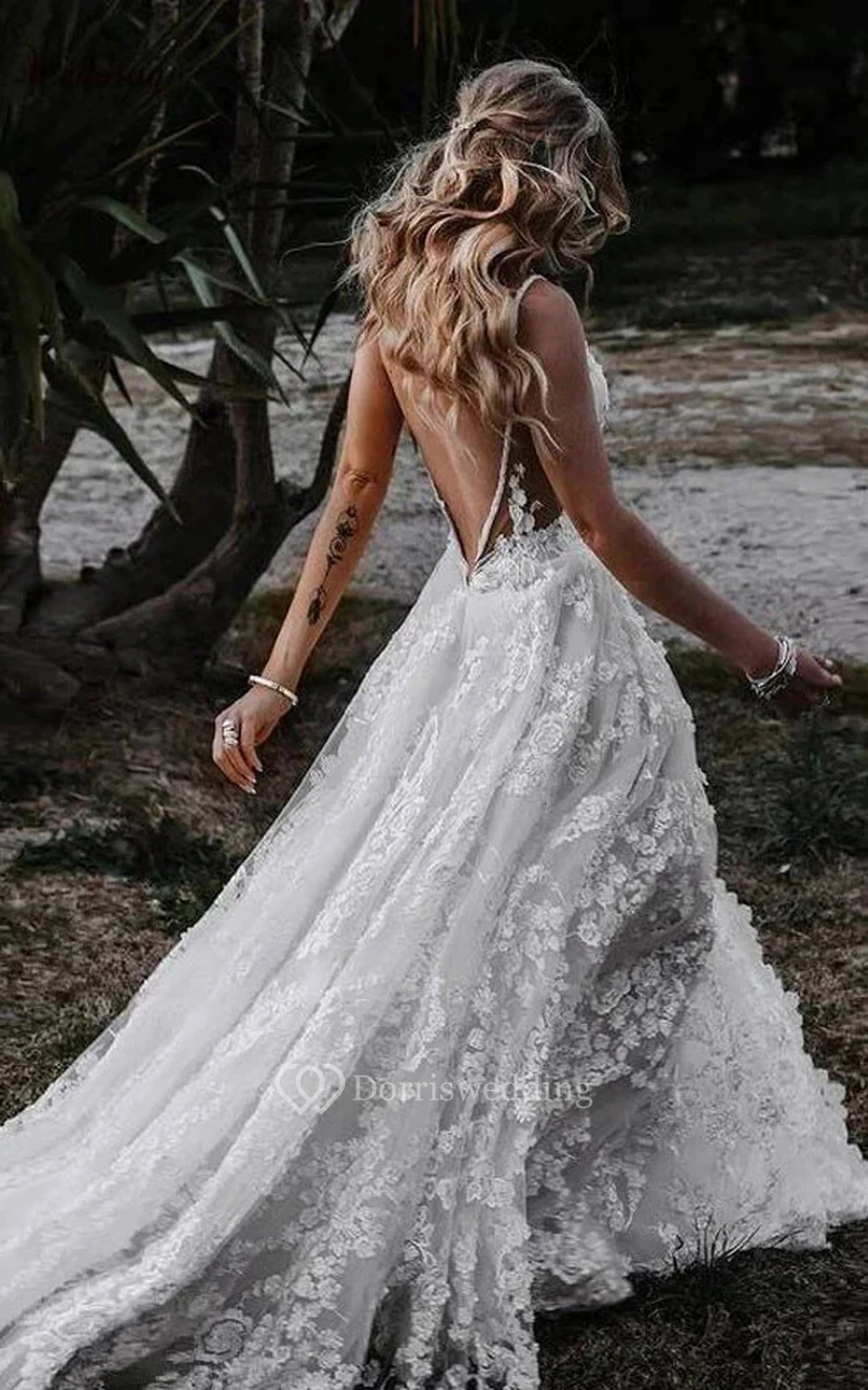 Rückenfreies Strandhochzeitskleid mit Spaghetti-Spitzenapplikationen, tiefem Empire-Ausschnitt und Schlitz vorne view 2