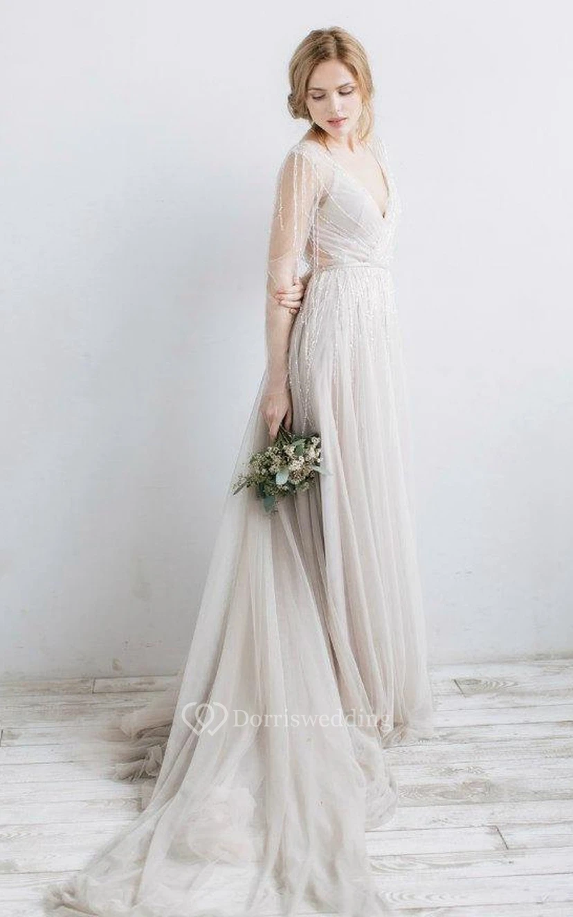 Robe de mariée en tulle illusion à manches longues et col en V ornée de perles view 4