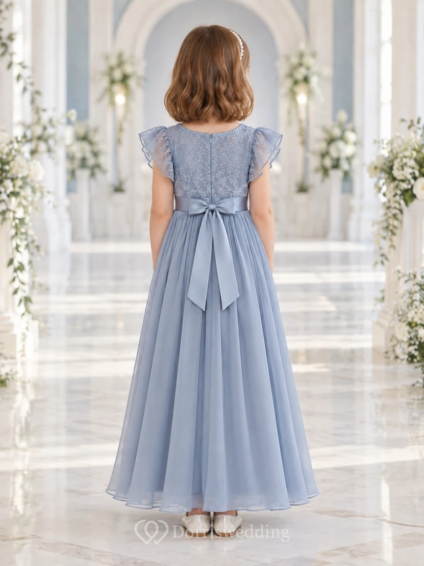 Vestido de niña de flores azul discreto, de gasa, corte en A, mangas con volantes, largo hasta los tobillos y lazo en la espalda. view 2
