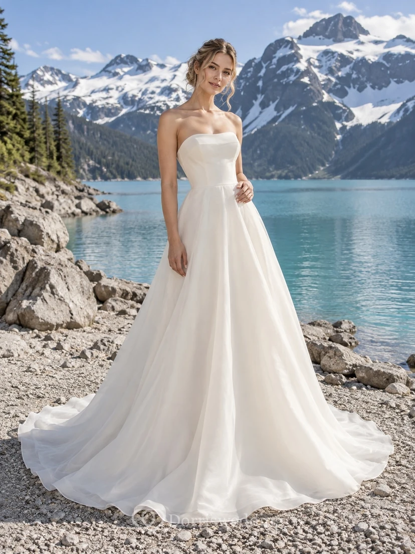 Sencillo vestido de novia palabra de honor de organza con corpiño estructurado y cola redondeada en línea A.