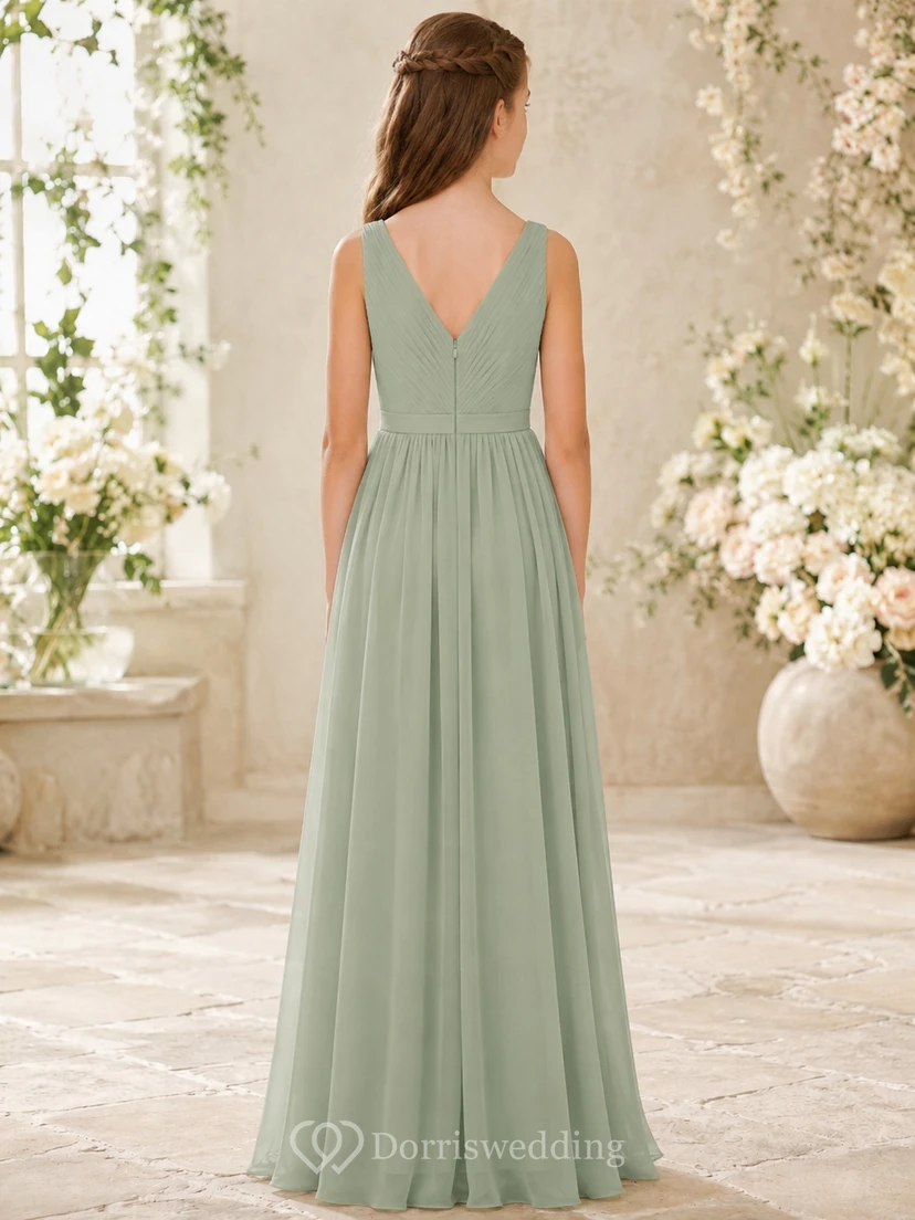Vestido de dama de honor juvenil color verde celadón empolvado, corte en A, escote en V, sin mangas, de gasa, elegante y formal. view 2