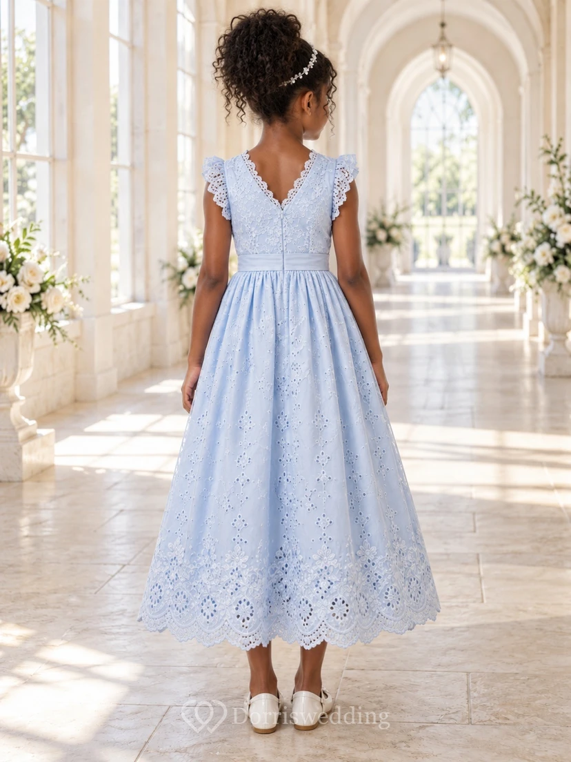 Vestido de niña de flores azul discreto, de corte A, con encaje, mangas cortas y largo hasta los tobillos, con borde festoneado. view 2