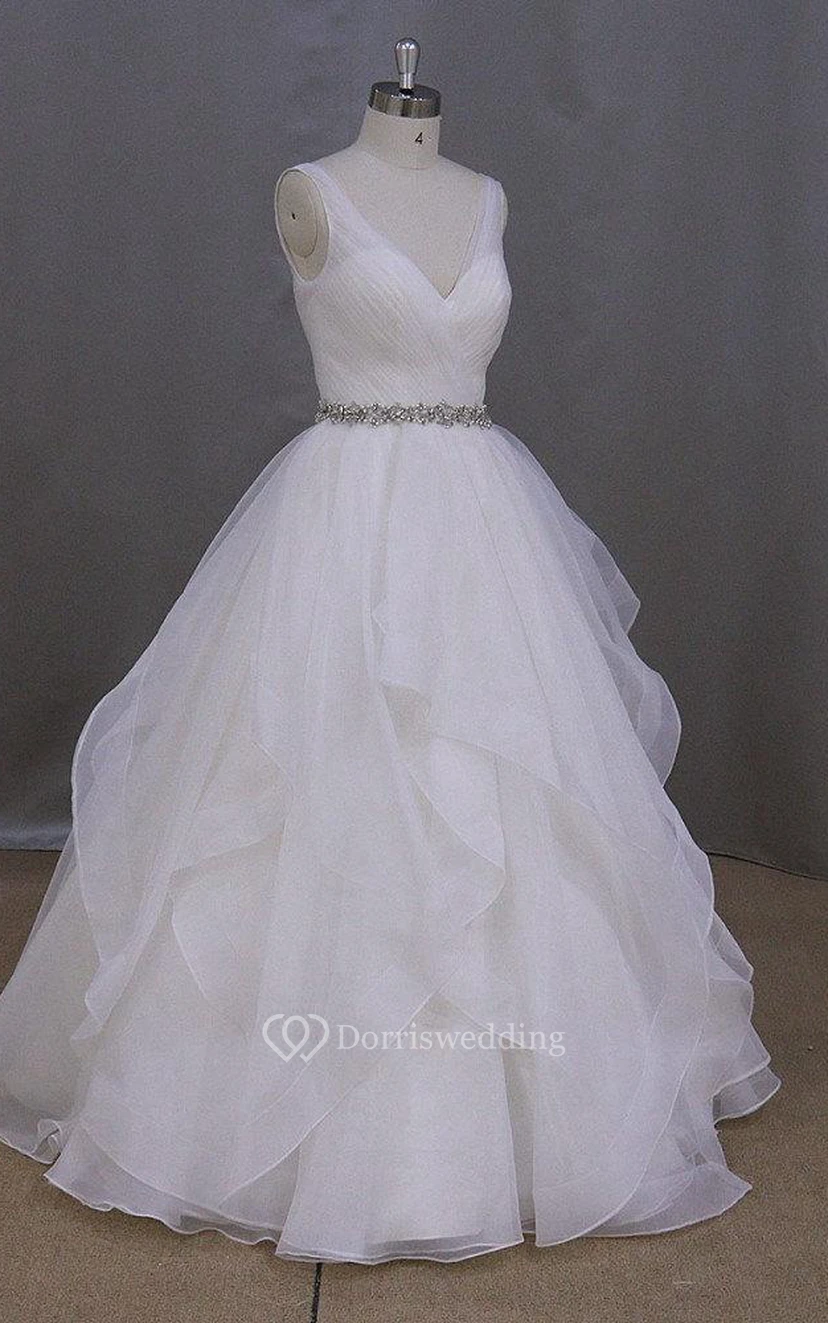 Robe sans manches en organza à col en V, ornée de volants et d'une ceinture perlée view 4