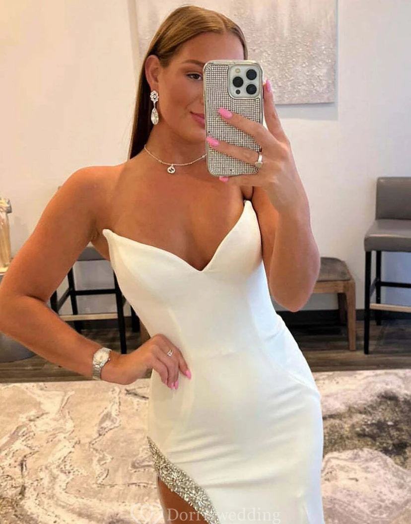 Robe fourreau blanche sexy fendue sur le côté, décolleté cœur et perles view 2