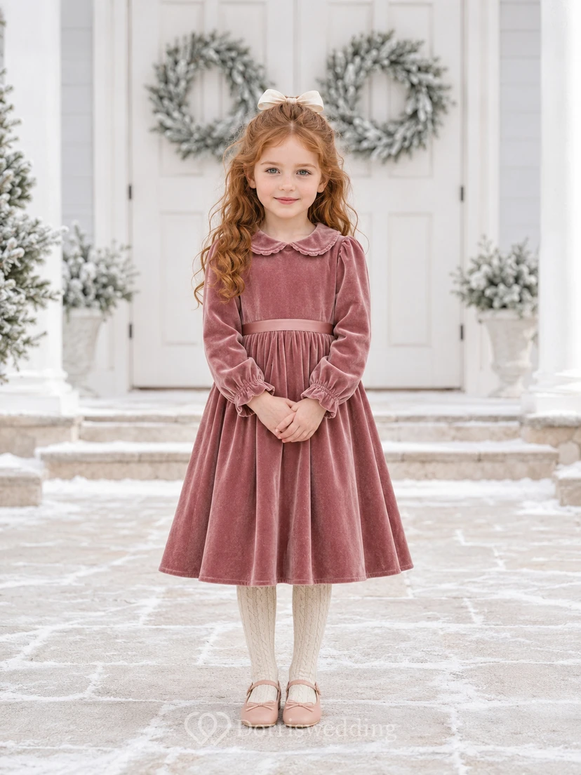Vestido de niña de las flores, color malva, terciopelo satinado, corte en A, manga larga, cuello joya, largo midi, detalle de fajín.