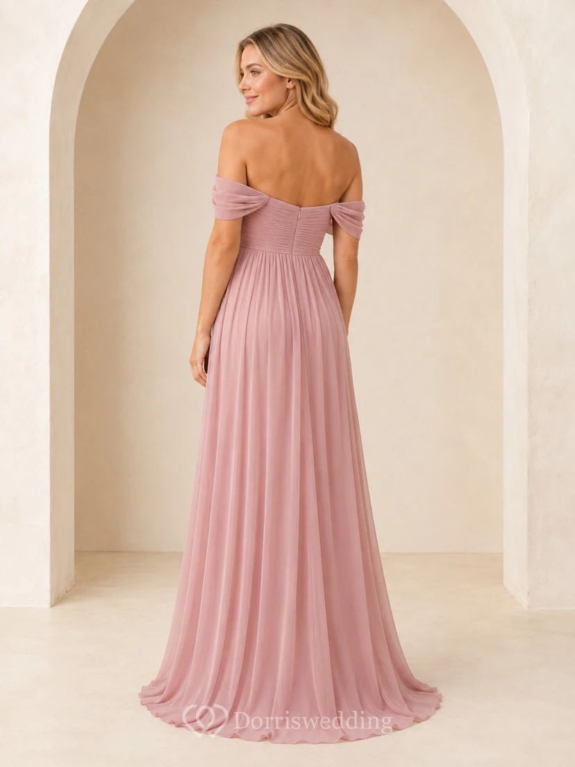 Robe de demoiselle d'honneur de maternité rose poudré, épaules dénudées, décolleté cœur, en mousseline, longueur au sol, style empire. view 2