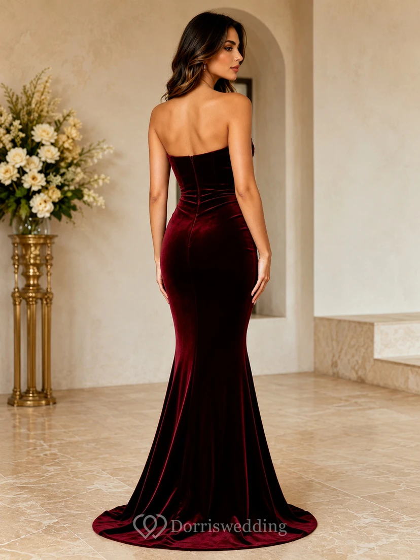 Abendkleid aus burgunderrotem Samt, trägerlos, Meerjungfrauen-Schnitt mit herzförmigem Ausschnitt und Schleppe, gerafft view 2