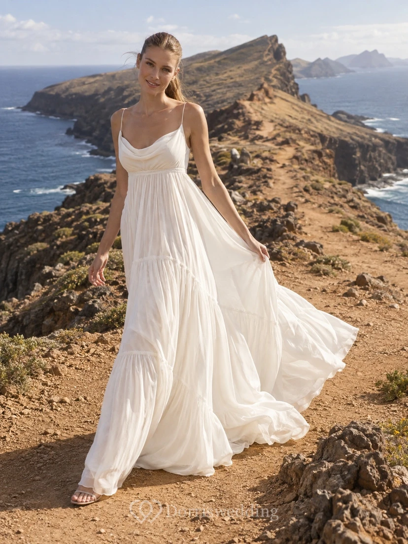 Vestido de novia sencillo de corte A, sin mangas, de voile de algodón con escote drapeado y cola fruncida.