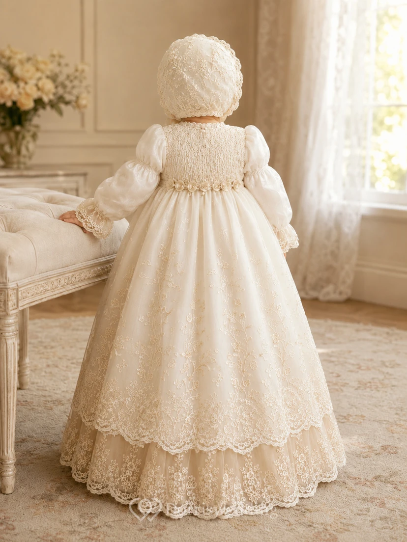 Vestido de bautizo/ceremonia de presentación de bebé, estilo vintage, color champán. Corte en A, largo hasta los tobillos, cuello alto, manga larga, tul, encaje, fajín con botones en la espalda. view 2