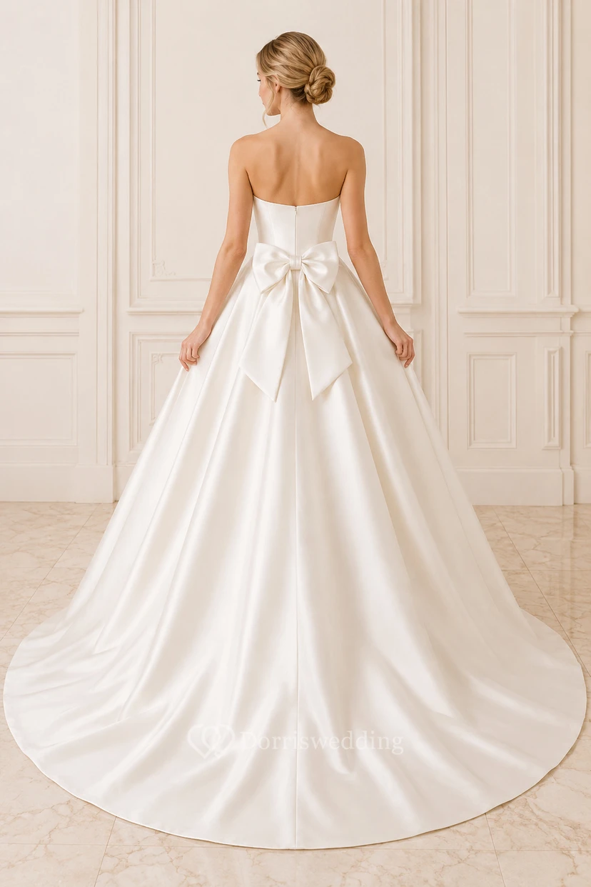 Vestido de novia de satén, estilo princesa, sin tirantes, con cola larga y espalda descubierta. view 2