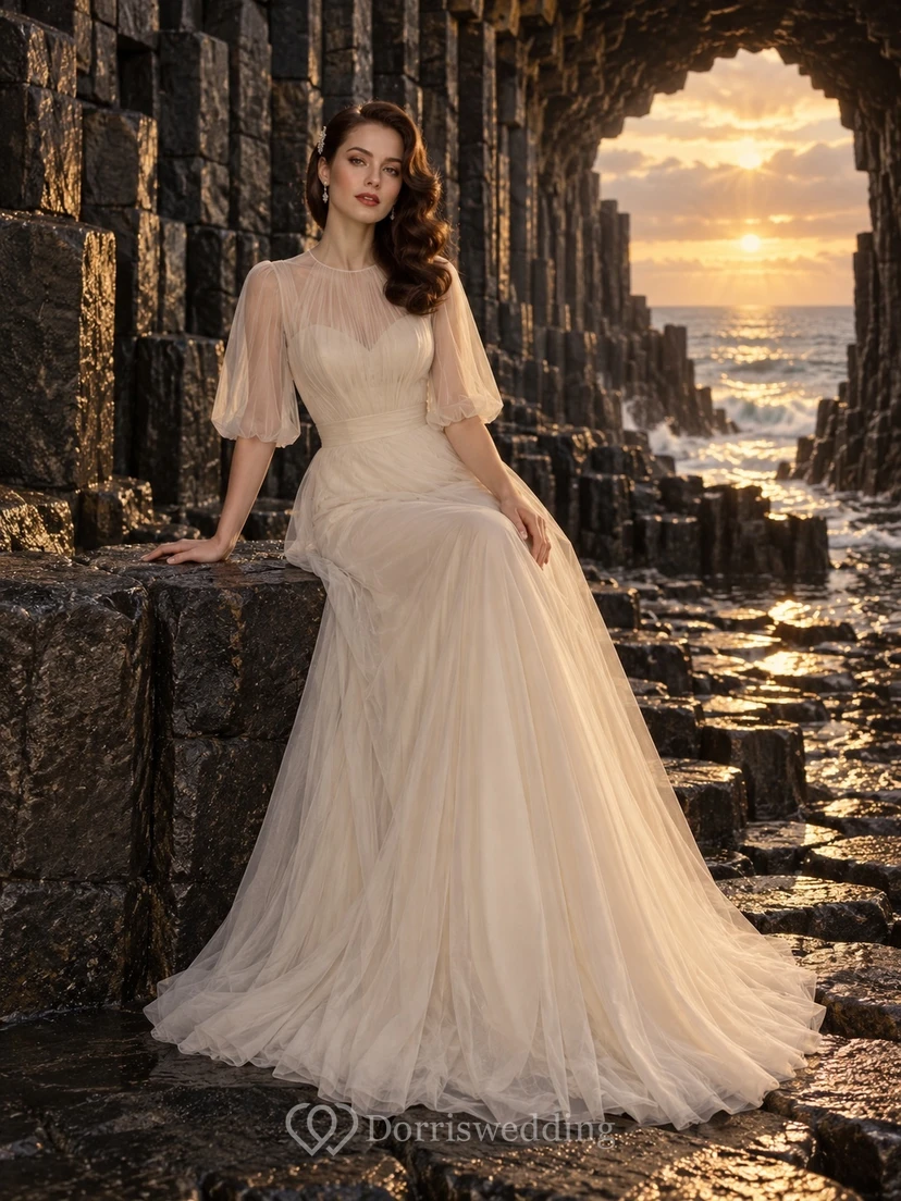 Vestido de novia vintage color champán con cuello alto, tul, corte en A, mangas cortas, fruncido y cola larga.